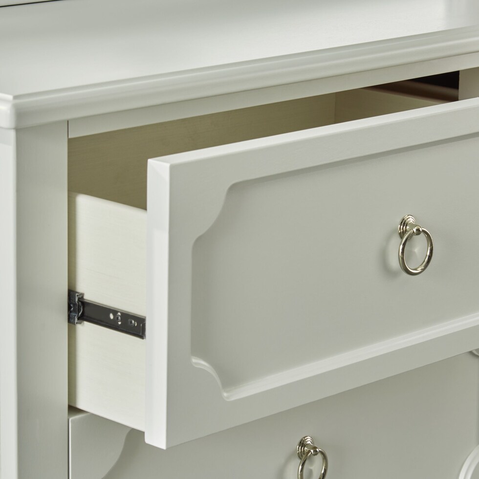 elle gray chest   