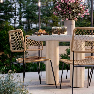 Portsmouth Indoor/Outdoor Round Dining Table